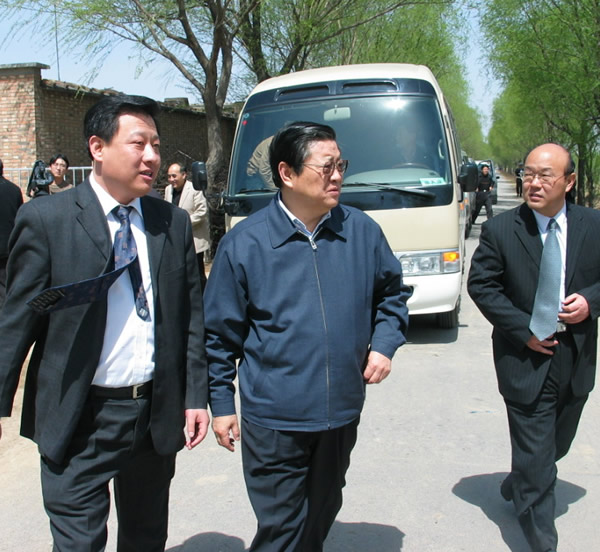 2005年，時任河北省省委書記白克明同志（中）來我公司視察